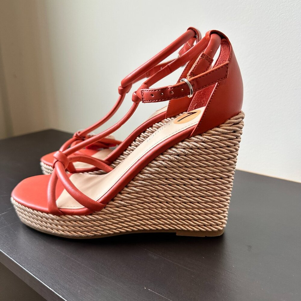 NWT Marc Fisher Womans Wedge Shoe Size 7